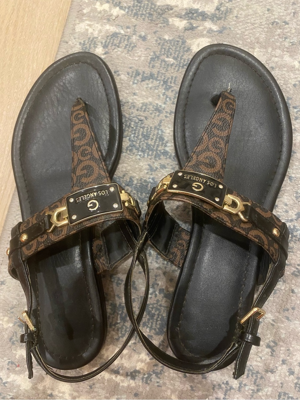 💕Guess Los Angeles Monogram Brown and Black T-Strap Sandals💕